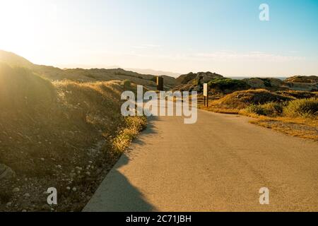 vide rocailleux et curvy route parmi vierge, paysage sauvage au coucher du soleil, un chemin et symbole et la vie, choix et croissance Banque D'Images