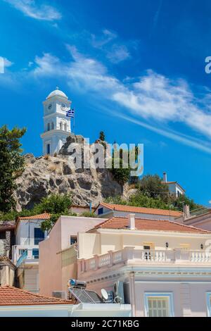 Clocher sur l'île de Poros en un jour d'été en Grèce Banque D'Images