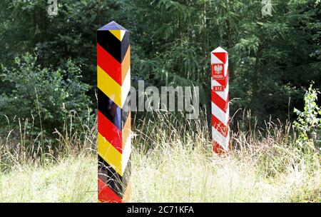 Ramin, Allemagne. 13 juillet 2020. Les postes frontaliers sont situés dans les bois de la frontière germano-polonaise, où a eu lieu le début officiel de la construction d'une barrière de protection de la faune contre la peste porcine africaine (AEP). La barrière de protection du gibier, faite de ce que l'on appelle le maillage noué, doit être construite d'abord sur environ 50 kilomètres de terres fédérales et d'état le long de la frontière, et plus tard sur des terres privées si les propriétaires ont donné leur consentement. La Saxe et le Brandebourg ont déjà commencé à construire des clôtures de protection ASP. Credit: Bernd Wüstneck/dpa-Zentralbild/dpa/Alay Live News Banque D'Images