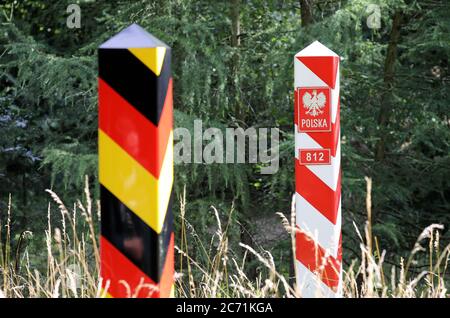 Ramin, Allemagne. 13 juillet 2020. Les postes frontaliers sont situés dans les bois de la frontière germano-polonaise, où a eu lieu le début officiel de la construction d'une barrière de protection de la faune contre la peste porcine africaine (AEP). La barrière de protection du gibier, faite de ce que l'on appelle le maillage noué, doit être construite d'abord sur environ 50 kilomètres de terres fédérales et d'état le long de la frontière, et plus tard sur des terres privées si les propriétaires ont donné leur consentement. La Saxe et le Brandebourg ont déjà commencé à construire des clôtures de protection ASP. Credit: Bernd Wüstneck/dpa-Zentralbild/dpa/Alay Live News Banque D'Images