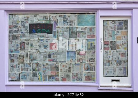 Bar fermé Nails & Spa, salon avec fenêtres couvertes dans le journal Hastings, East Sussex, Angleterre, Royaume-Uni Banque D'Images