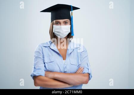 Étudiant portant un masque de protection isolé sur fond blanc Banque D'Images