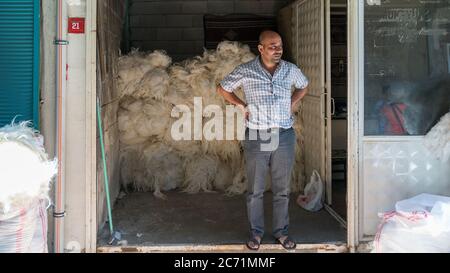 Adiyaman, Turquie - juillet 2018: Homme non identifié vendant de la laine dans son magasin dans la ville d'Adiyaman historique vieux bazar Oturakci à l'intérieur de la vieille ville Banque D'Images