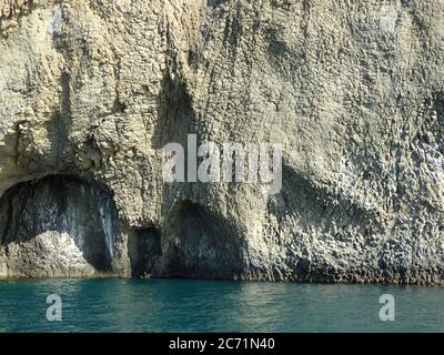 Majestic Rocks s'élevant de l'eau de mer calme. Banque D'Images
