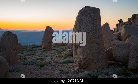 Ruines de la statue de Commagene sur le sommet de la montagne Nemrut à Adiyaman, Turquie. Des têtes de pierre au sommet de 2150 mètres de haut du mont Nemrut. Turquie Banque D'Images