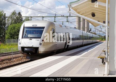 Hedemora, Suède - 10 juillet 2020 : le train de voyageurs à unités multiples électrique a défini la classe X55 comme service SJ 3000 à la gare de Hedemora. Banque D'Images