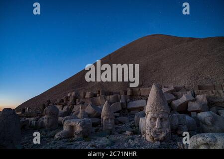 Statues de Commagene sur le sommet du mont Nemrut au coucher du soleil avec des étoiles dans le ciel, Adiyaman, Turquie. Des têtes de pierre au sommet de Moun de 2150 mètres de haut Banque D'Images