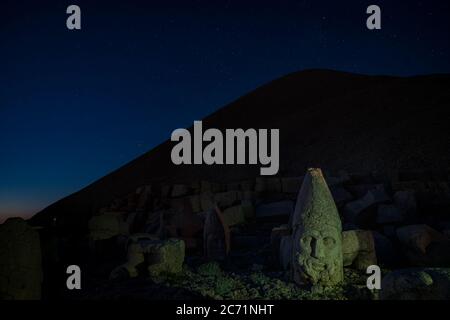 Statues de Commagene sur le sommet du mont Nemrut la nuit avec des étoiles dans le ciel, Adiyaman, Turquie. Têtes en pierre au sommet de 2150 mètres de haut du mont NEM Banque D'Images