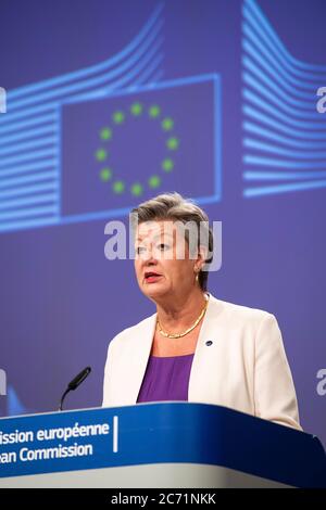 (200713) -- BRUXELLES, le 13 juillet 2020 (Xinhua) -- le commissaire européen aux affaires intérieures Ylva Johansson prend la parole lors d'une conférence de presse au siège de l'UE à Bruxelles, Belgique, le 13 juillet 2020. Cinq États européens et cinq pays africains ont convenu, lors d'une réunion de lundi, de travailler ensemble pour réduire la traite des êtres humains en Europe et à la source et pour établir des voies légales pour que les migrants atteignent l'Europe, a déclaré Ylva Johansson. (Union européenne/document via Xinhua) Banque D'Images