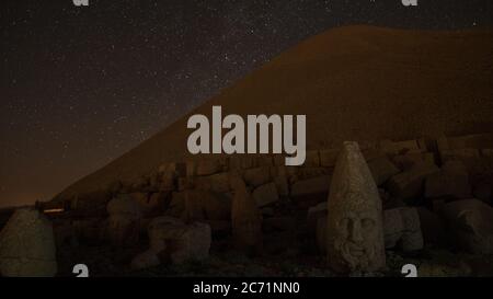 Statues de Commagene sur le sommet du mont Nemrut la nuit avec des étoiles dans le ciel, Adiyaman, Turquie. Têtes en pierre au sommet de 2150 mètres de haut du mont NEM Banque D'Images