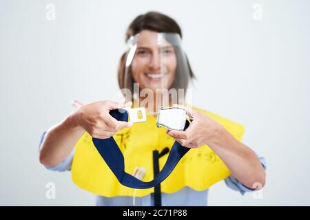 Hôtesse portant un masque de protection isolée sur fond blanc Banque D'Images