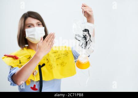 Hôtesse portant un masque de protection isolée sur fond blanc Banque D'Images