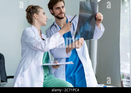 Médecins analysant une radiographie dans un moting. Banque D'Images