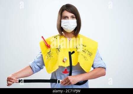 Hôtesse portant un masque de protection isolée sur fond blanc Banque D'Images