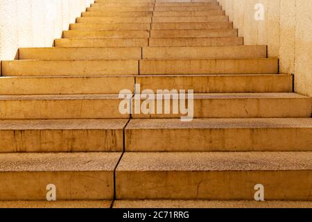 Escalier en pierre, gros plan. Marches jaunes dans le parc, fragment. Banque D'Images