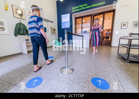 Signalisation à l'entrée - la galerie Whitechapel rouvre ses portes au public le 14 juillet 2020 (après l'atténuation du coronavirus, du covid 19, des restrictions de confinement) avec de nouvelles mesures de santé et de sécurité en place pour donner la priorité au bien-être du personnel et des visiteurs. Le programme d'exposition de printemps, comprenant des figures radicales : la peinture au nouveau millénaire, l'environnement monumental de Carlos Bunga et la plus importante collection d'art contemporain d'Espagne, sera prolongé tout au long de l'été. Conformément aux directives de Santé publique Angleterre, la galerie a mis en place les mesures suivantes, assurant les expositions et Banque D'Images