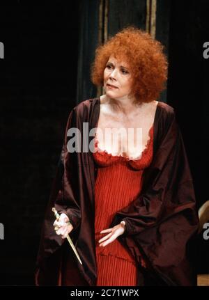 Diana Rigg (Cleopatra) en TOUT POUR L'AMOUR par John Dryden au théâtre Almeida, Londres N1 30/04/1991 conception: Peter J Davidson et Sue Willmington réalisateur: Jonathan Kent Banque D'Images