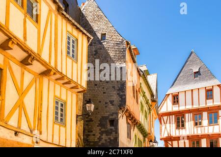 Vannes, belle ville de Bretagne, maisons anciennes à colombages, façades colorées Banque D'Images