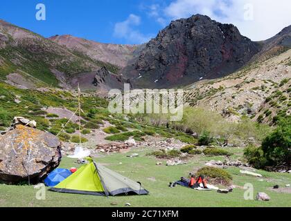 Le touriste se repose sur la tente, en treking sur les sommets de Karakorum dans la région du Ladakh, en Inde Banque D'Images