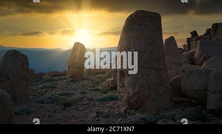 Nemrut, Adiyaman, Turquie - juillet 2018 : ruines de la statue de Commagene sur le sommet de la montagne Nemrut à Adiyaman, Turquie. Des têtes de pierre au sommet de 2150 mètres de haut Banque D'Images