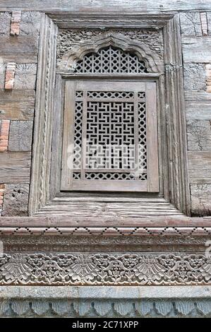 Détail fenêtre en bois avec sculpture dans la mosquée de Srinagar, Jammu et Cachemire, Inde Banque D'Images