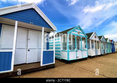 Southwold, Royaume-Uni. 12 juillet 2020. Une vue des huttes de plage colorées de Southwold.avec les plages en Angleterre maintenant entièrement ouvert avec seulement des mesures de distance sociales en vigueur, les gens prennent l'occasion de visiter certaines stations côtières. Southwold est une station balnéaire anglaise pleine de charme ancien et célèbre pour ses 300 cabanes de plage aux couleurs vives. Il y avait plein de gens à l'extérieur et sur la plage de sable et sur la jetée. Crédit : SOPA Images Limited/Alamy Live News Banque D'Images