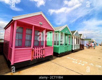 Southwold, Royaume-Uni. 12 juillet 2020. Une vue des huttes de plage colorées de Southwold.avec les plages en Angleterre maintenant entièrement ouvert avec seulement des mesures de distance sociales en vigueur, les gens prennent l'occasion de visiter certaines stations côtières. Southwold est une station balnéaire anglaise pleine de charme ancien et célèbre pour ses 300 cabanes de plage aux couleurs vives. Il y avait plein de gens à l'extérieur et sur la plage de sable et sur la jetée. Crédit : SOPA Images Limited/Alamy Live News Banque D'Images