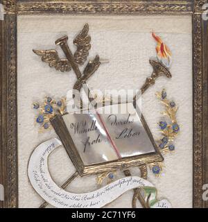 Carte de voeux : collage à cadre doré, livre de nacre, serpent d'or, personnel et lampe torche ; gouache, peinture métallique, feuille métallique, papier gaufré et perforé, et nacre sculptée et peinte sur soie, ca. 1825. Banque D'Images