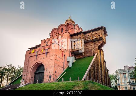 Célèbres portes d'or à Kiev - l'un des endroits touristiques les plus visités de la ville, l'Ukraine. Banque D'Images