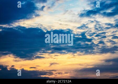 Un beau ciel de coucher du soleil au point à la fin d'une journée d'été. Banque D'Images