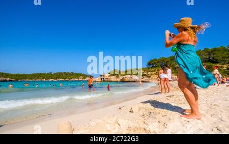 Plage solitaire dans le parc naturel de Mondrago et plage s'amador avec de nombreux baigneurs, qui gardent habituellement la distance minimale pendant la Corona pandemi Banque D'Images