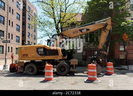 Pelle pour bulldozer de marque Caterpillar stationnée dans une rue New york tout en étant utilisée par la ville pour le travail. Banque D'Images