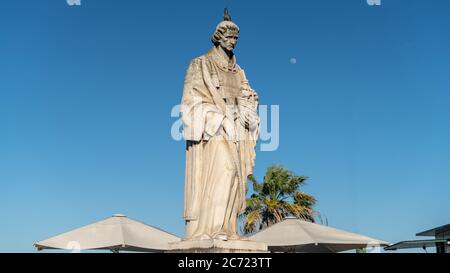 Lisbonne, Portugal - avril 2018 : Statue de Sao Vicente, Saint-Vincent de Saragosse, Saint patron de Lisbonne à Miradouro das Portas do sol Banque D'Images