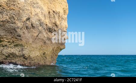 La formation naturelle de roche emblématique appelée le visage à Praia da Marinha en Algarve, Portugal, vue Europe depuis la populaire excursion en bateau grotte le long de l'Algarve coas Banque D'Images