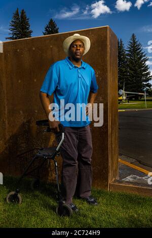 Monte Vista, Colorado, États-Unis. 19 août 2019. EDDIE CORBIN, vétéran militaire américain d'Afrique, au Colorado Veterans Center à Homelake, au mur du mémorial, tandis que vous arrivez au centre en fin d'après-midi, en été. Suzanne Krieger femme qui vit à New York depuis 1924, se Marie, devient mère de 3 garçons et est artiste, réalise dans ses années 80 qu'elle ne peut plus vivre seule. Suzanne Krieger est sur le point de voyager de la côte est de New York à l'Ouest américain au Colorado (États-Unis), pour devenir résident permanent au Veterans Center à Homelake, Colorado. 'Visite de M Banque D'Images