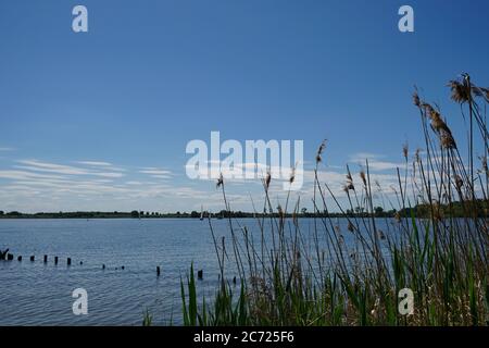 lac muritz avec des bateaux à voile à loin Banque D'Images