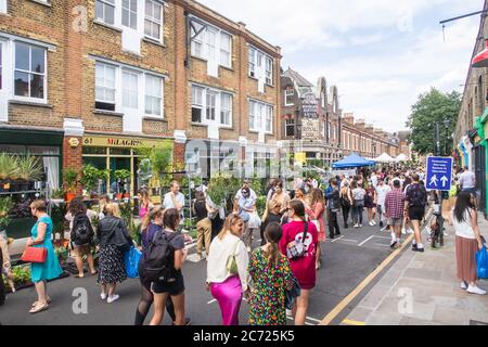 LONDRES, Royaume-Uni - 12 JUILLET 2020 : une vue sur le marché aux fleurs de Columbia Road un dimanche montrant une énorme quantité de personnes. Pris pendant le coronavirus Covid- Banque D'Images