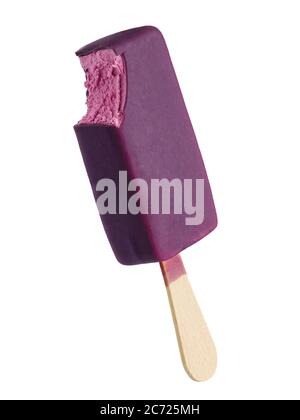 Bar à crème glacée violet mordu avec goût de baies de forêt sur un bâton isolé sur fond blanc; profondeur de champ complète Banque D'Images
