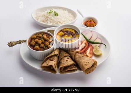 Plat alimentaire indien ou thali végétarien comprend le Dal Fry, le riz, le Chapati et un type de légume avec salade Banque D'Images