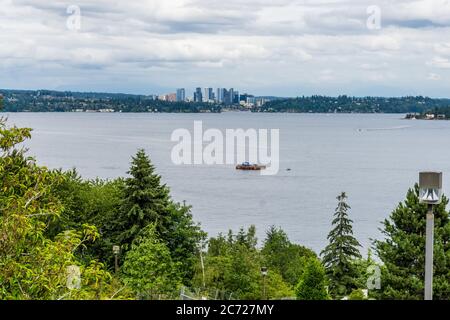 Vue sur Bellevue, Washington, sur le lac Washington. Banque D'Images