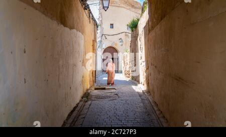 Fès, Maroc - avril 2018 : une femme anonyme dans la rue de la Médina de Fès, Maroc. Banque D'Images