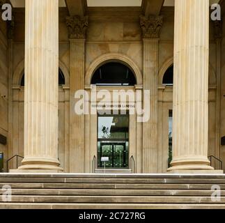 Hanovre Allemagne, 23 mai 2020 : escaliers et colonnes d'entrée devant la porte d'entrée du bâtiment du Parlement de l'État de Basse-Saxe Banque D'Images