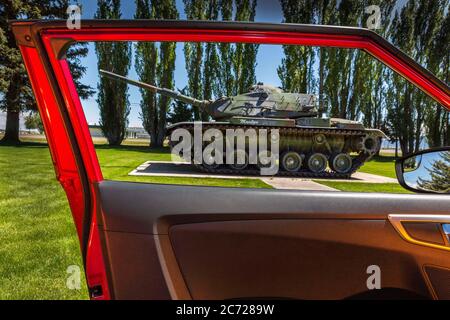 3 juin 2017, Monte Vista, Colorado, Etats-Unis: Fenêtre rouge de voiture de location avec char militaire en vue par la fenêtre qui est exposée au Centre des anciens combattants à Homelake Colorado où ma mère est une résidente. Une femme qui vit à New York depuis 1924, se Marie, devient mère de 3 garçons et est artiste, réalise dans ses années 80 qu'elle ne peut plus vivre seule. Suzanne Krieger est sur le point de voyager de la côte est de New York à l'Ouest américain au Colorado (États-Unis), pour devenir résident permanent au Veterans Center à Homelake, Colorado. « visiter maman » est un document de série photographique Banque D'Images