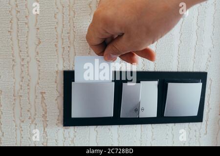 Insérez la carte dans le verrou de la chambre d'hôtel Banque D'Images