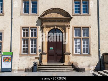 LUXEMBOURG VILLE, LUXEMBOURG - 18 AVRIL 2019 : portail d'entrée de la Bibliothèque nationale du Luxembourg - format horizontal Banque D'Images