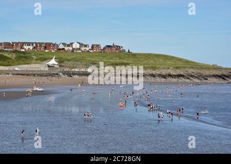 Barry Island, Vale de Glam. / pays de Galles - juin 24 2020: COVID-19 social distance sur la plage. Le soleil est chaud et les amis et les familles s'assoient en groupes 2 Banque D'Images