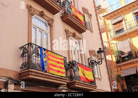 Drapeau de Valence, connu sous le nom de Reial Senyera, et drapeau de l'Espagne drapé sur un balcon en fer forgé dans la vieille ville résidentielle de Valence, Espagne. Banque D'Images