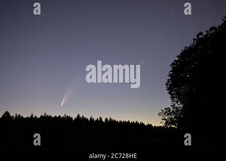 Comet Neowise, en passant à 64 millions de kilomètres de la Terre, vue du Nord du Yorkshire, Angleterre. Banque D'Images