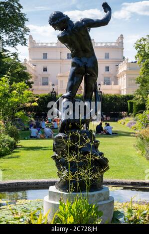 Statue de Hyles et le Nymph par Henry Pegram dans le jardin de St John's Lodge, situé dans le cercle intérieur, Regent's Park, Londres Banque D'Images