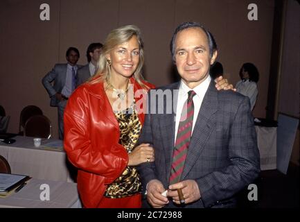 Ben Gazzara assiste à la 8e cérémonie annuelle des Ace Awards pour l'excellence de la télévision par câble vers 1985 à Beverly Hills, CA Banque D'Images